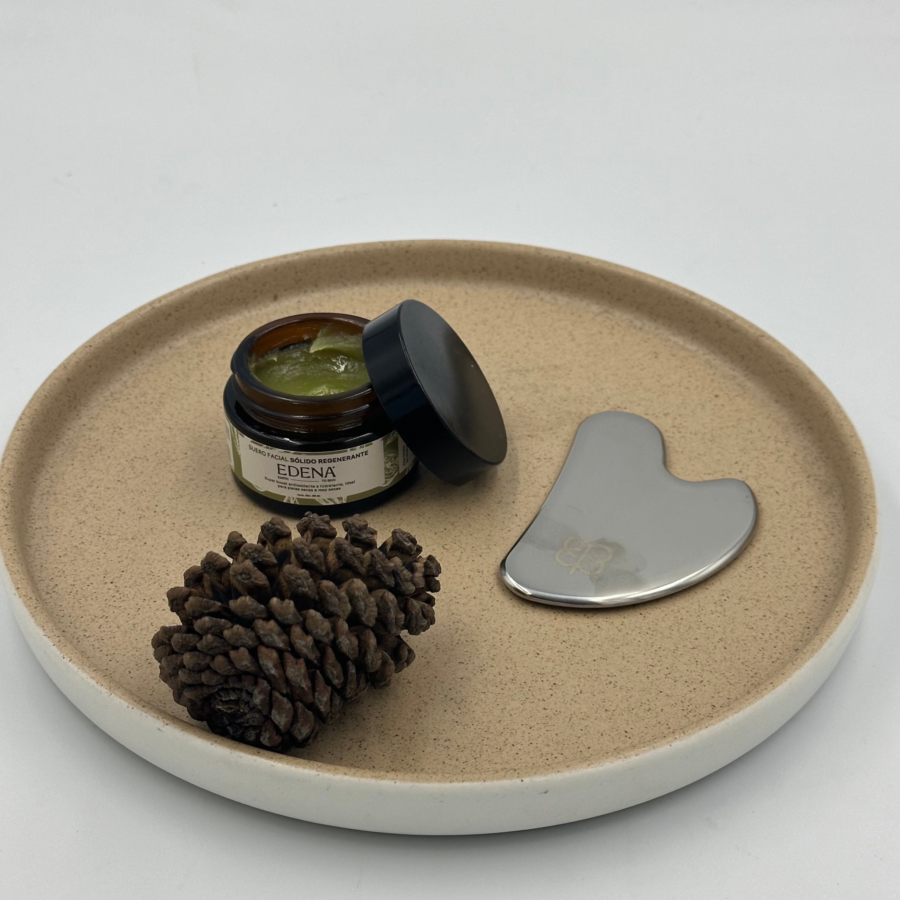 Suero facial solido regenerante y gua sha