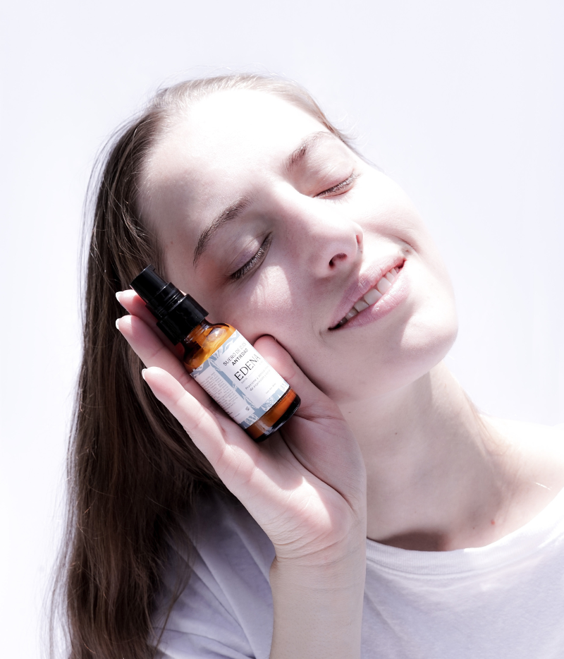 Suero de Ojos Antiedad con modelo