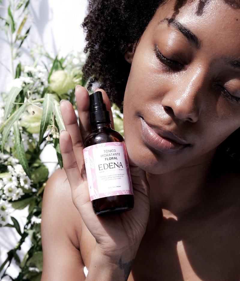 Tonico hidratante floral con modelo